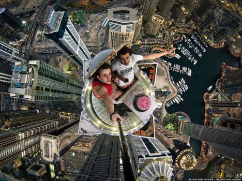 Alexander Remnev - Amazing-Selfie-Taken-at-the-Top-of-The-Tallest-Building-In-The-World